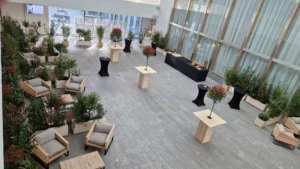 Evénement végétalisé sur-mesure, délimitation d'espaces cosy, mobilier bois manges, debout et plantes en location