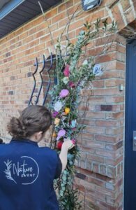 Arche florale pour porte d'entrée maison ou mariage