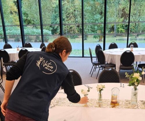 Pose de centre de table fleuris à la cité des échanges avec Nature Event