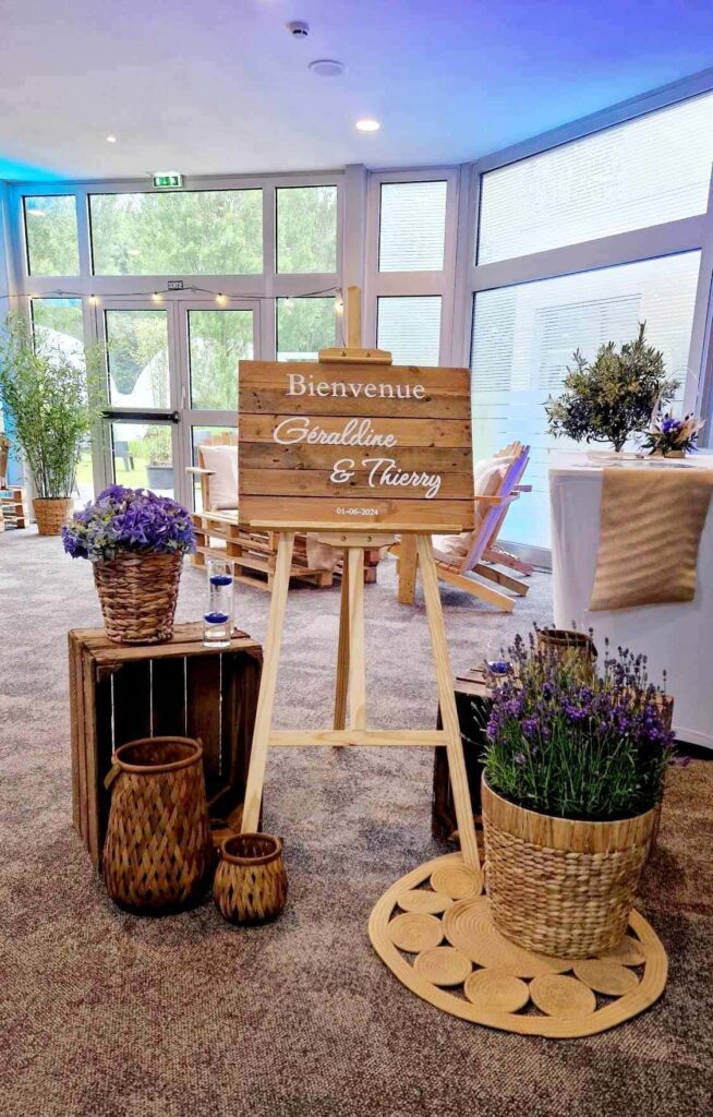 Panneau de bienvenue bois de palette, lavande, caisses en bois, tapis de jute, panier en osier pour un mariage guiguette avec Nature Event