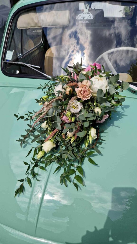 Composition pour voiture avec des pivoine, oeillet, roses, lysianthus et eucalyptus avec Nature Event