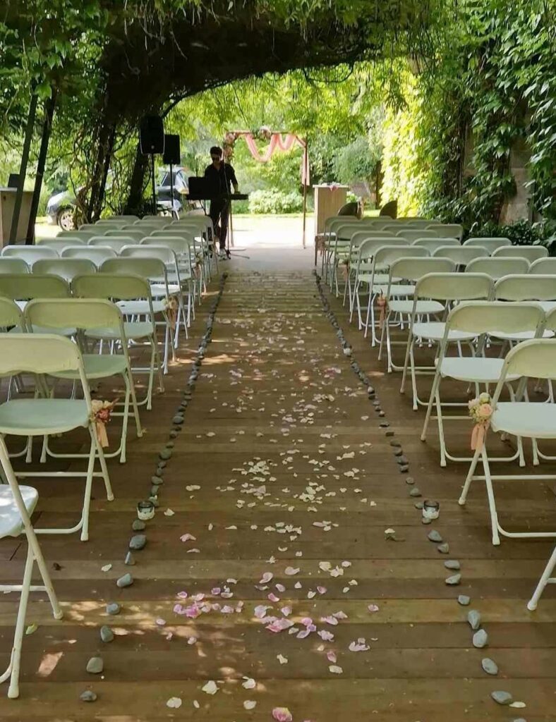 Décoration de cérémonie laïque pour un mariage élégant avec des pétales de rose parsemées au sol avec Nature Event