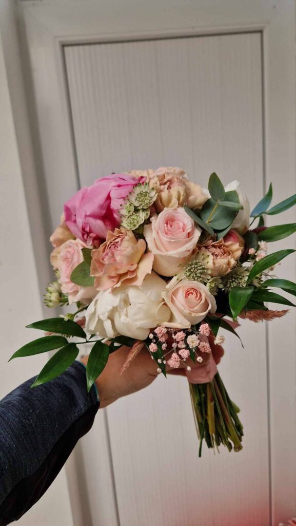 Elégant bouquet de mariée de pivoine, oeillet, roses et eucalyptus avec Nature Event