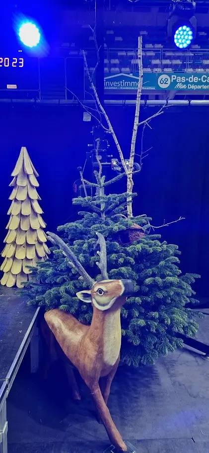 Location décor de Noël avec Biche en papier maché, sapin en bois et sapin nordman