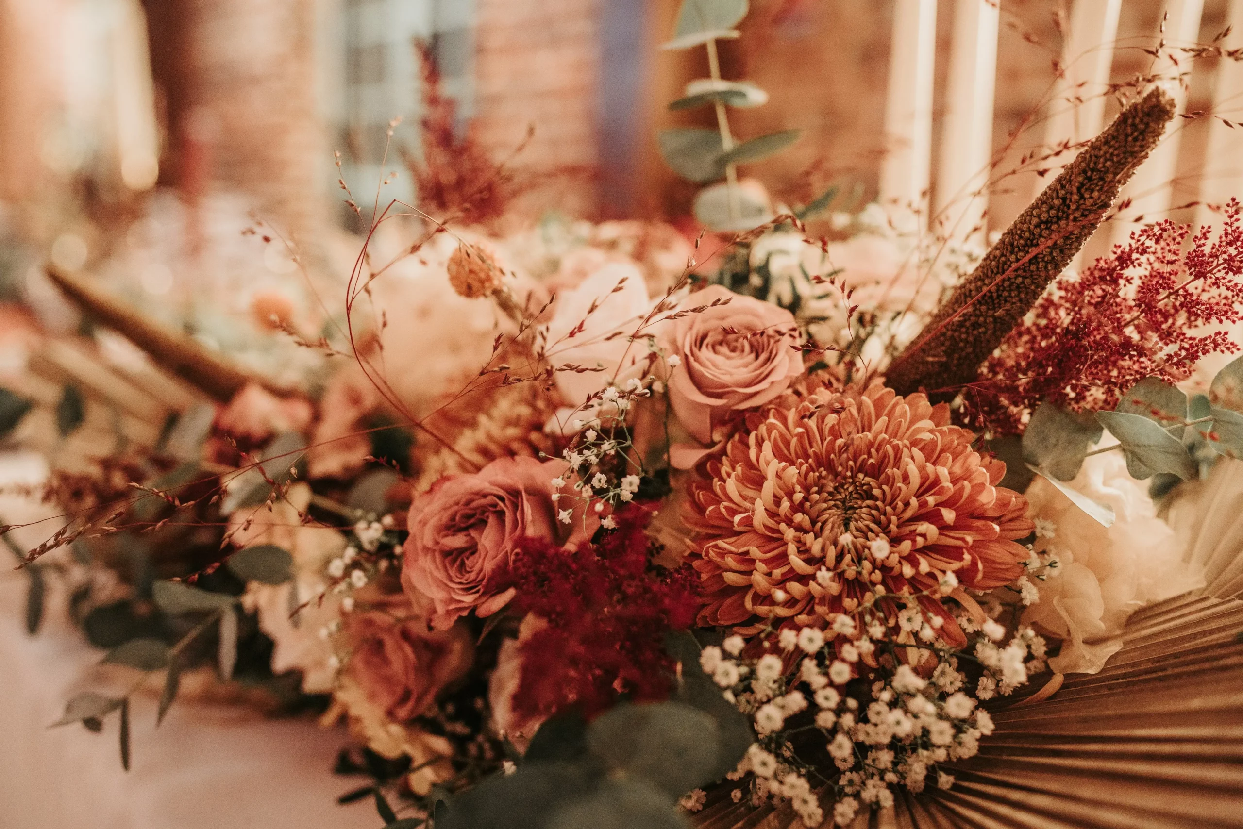 Composition florale sur la table d'honneur pour mariage en octobre proposé par Nature Event