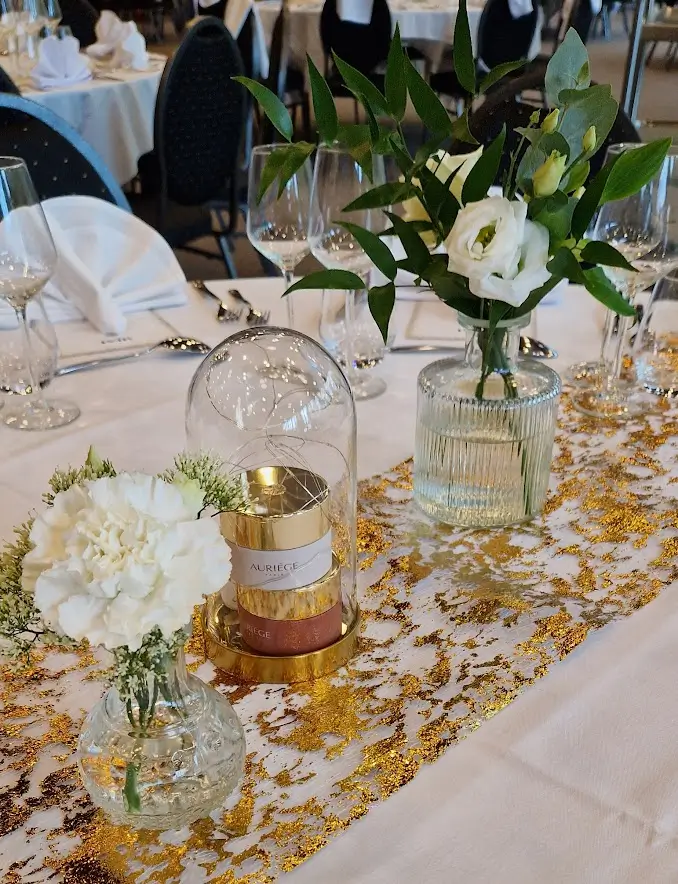 Centres de tables fleuri de fleurs blanches et eucalyptus pour fleurir un événement lors d'une soirée d'entreprise, gala, anniversaire, lancement de produit, mariage