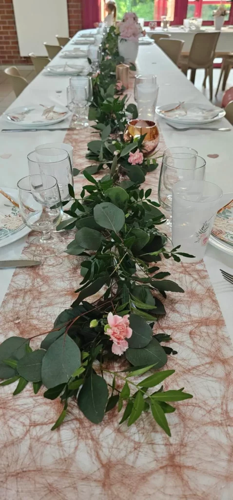 Chemin de table en feuillage, eucalyptus et petites fleurs, pour table d'honneur mariage Nord