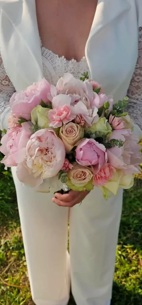 Bouquet de mariée, roses, pivoines, eucalyptus, roses poudré, mariage dans le Nord