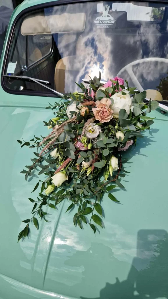 Composition pour voiture mariage dans le Nord, eucalyptus, pivoines, roses