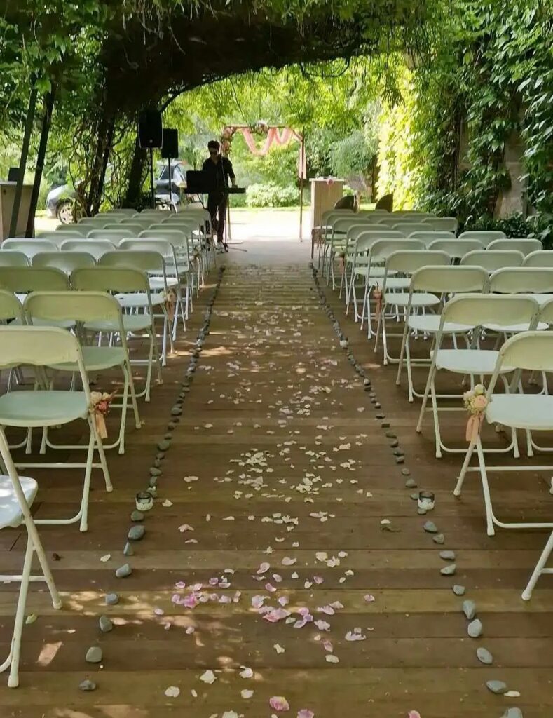 Parterre de pétales de roses fraîches pour cérémonie laïque dans le Nord