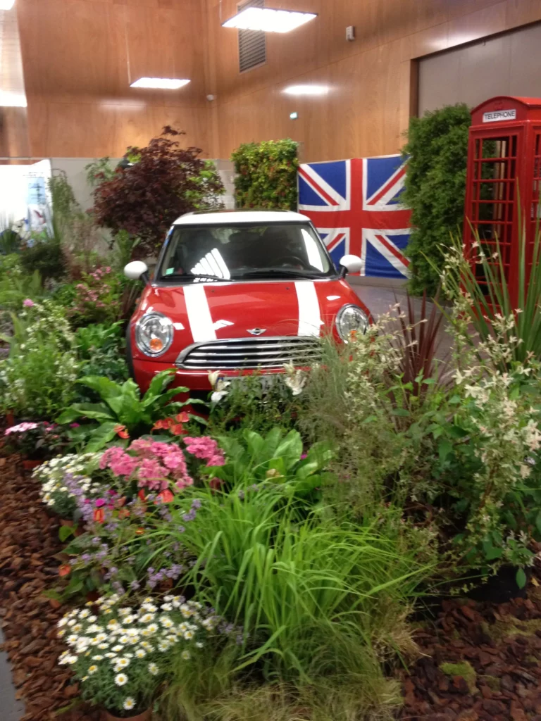 Location de Décor végétal, parterre de plantes fleuries pour mettre en valeur une voiture ou un produit lors d'un événement