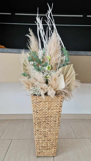 Composition florale, fleurs séchée, pampas, eucalyptus pot osier
